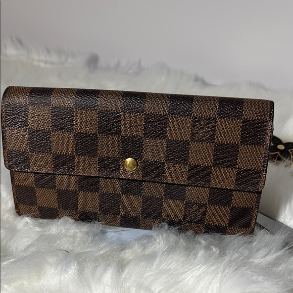 Louis Vuitton Damier Ebene canvas International Wallet. P43